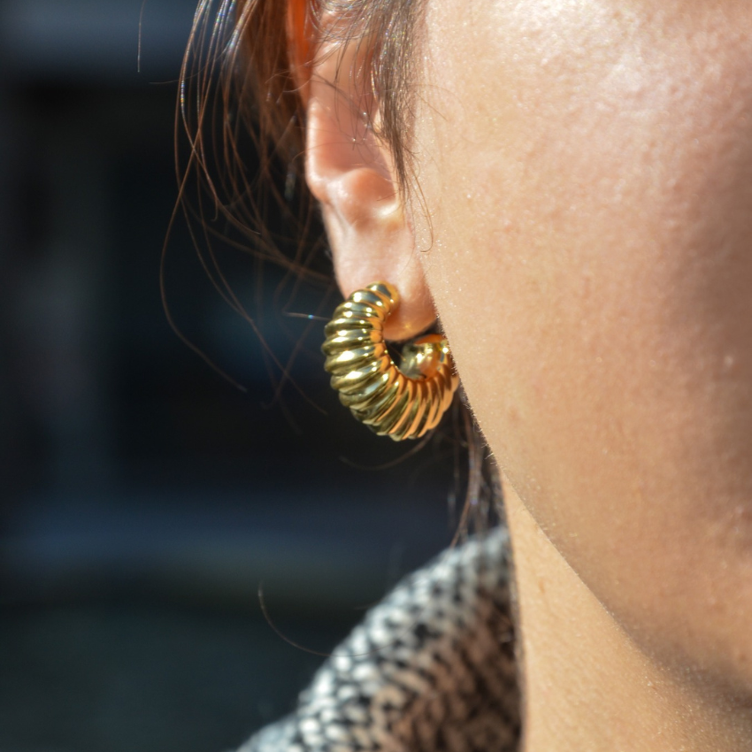 BRINCOS GUESS 'BERBERA' AÇO DOURADO 'JUBE05337JWYGT-U'